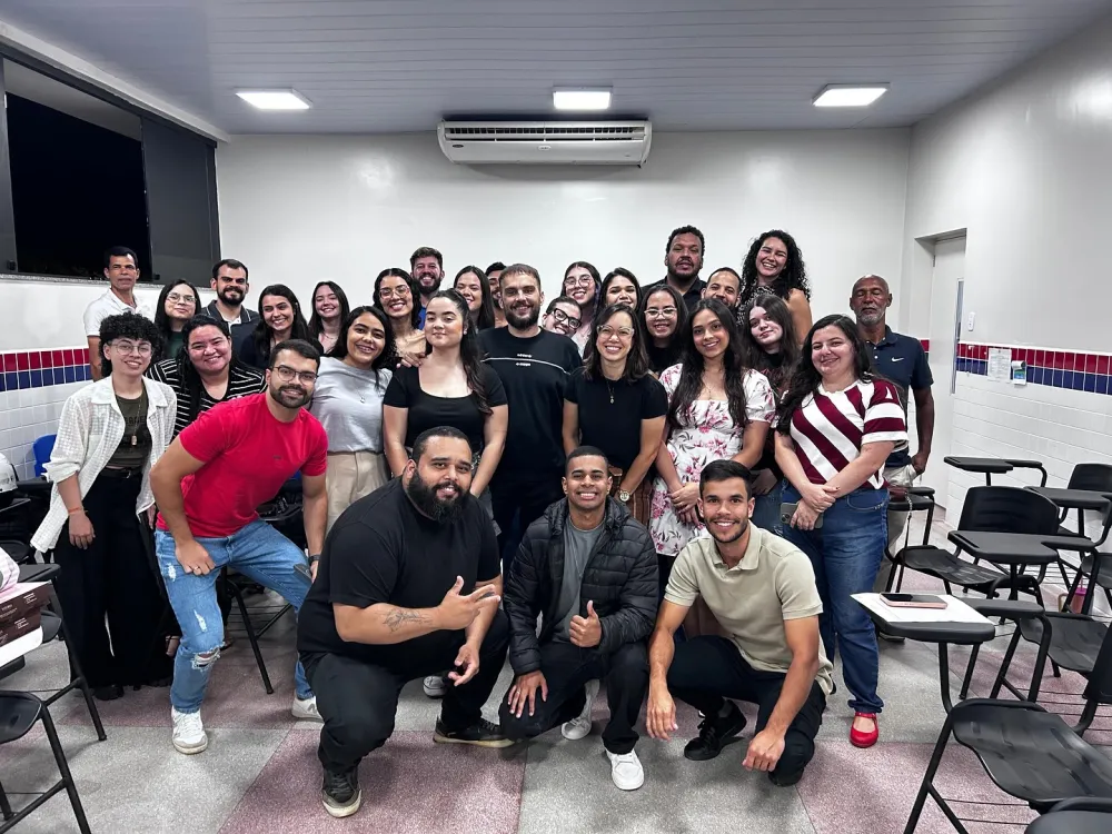 Thiago reunido com uma turma em uma sala de aula