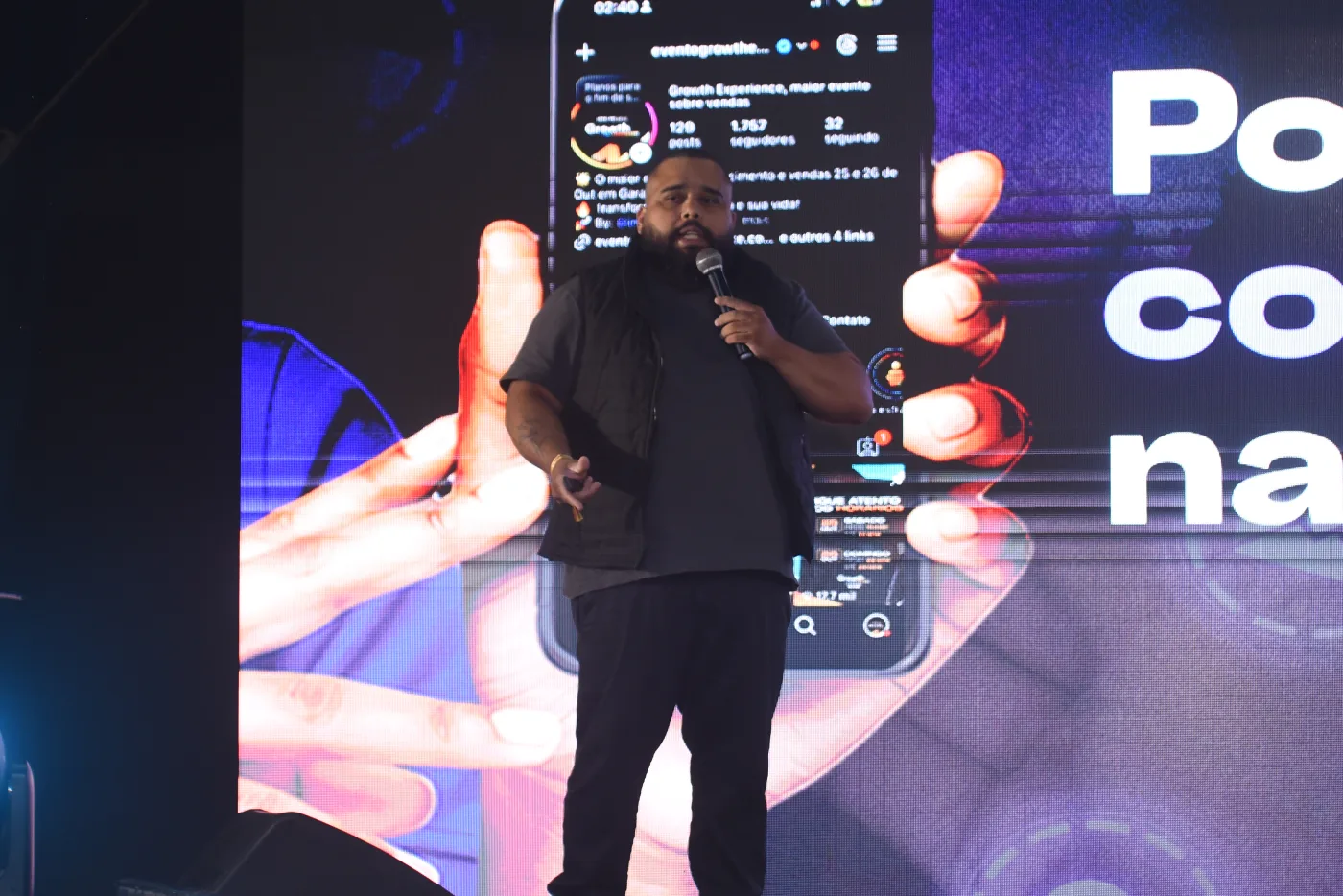 Thiago no palco, compartilhando conteúdo sobre marketing