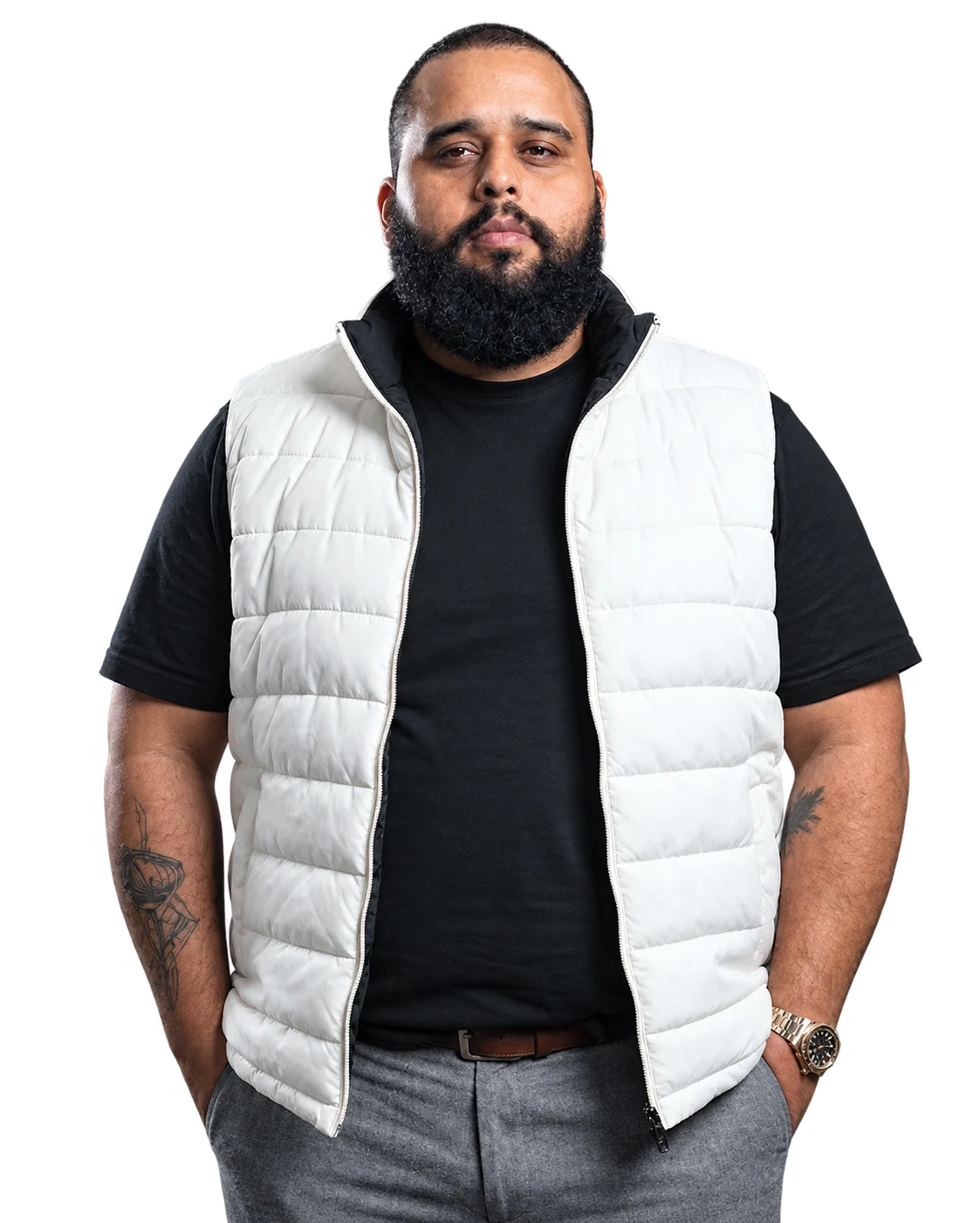 Thiago Emanuel, com colete branco, de frente para a câmera